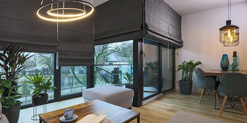 Raffrollos und Vorhänge